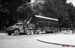 Transport vagonov iz glavnega kolodvora mimo Tivolija - 9.6.1948. Foto: Jere Leon